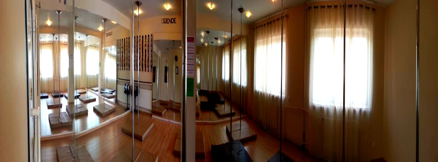 Sala taneczna z lustrami w studiu przy Samorządowej
