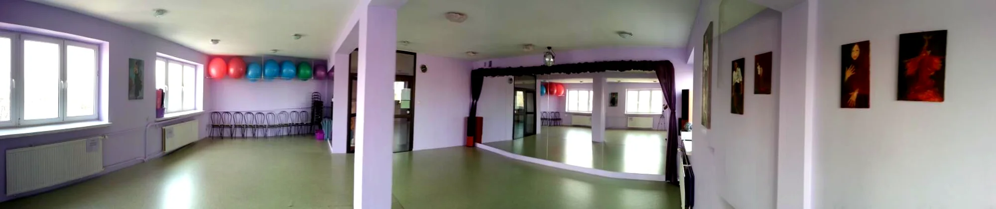 Sala taneczna Duende Dance Studio z lustrami i rurami do pole dance